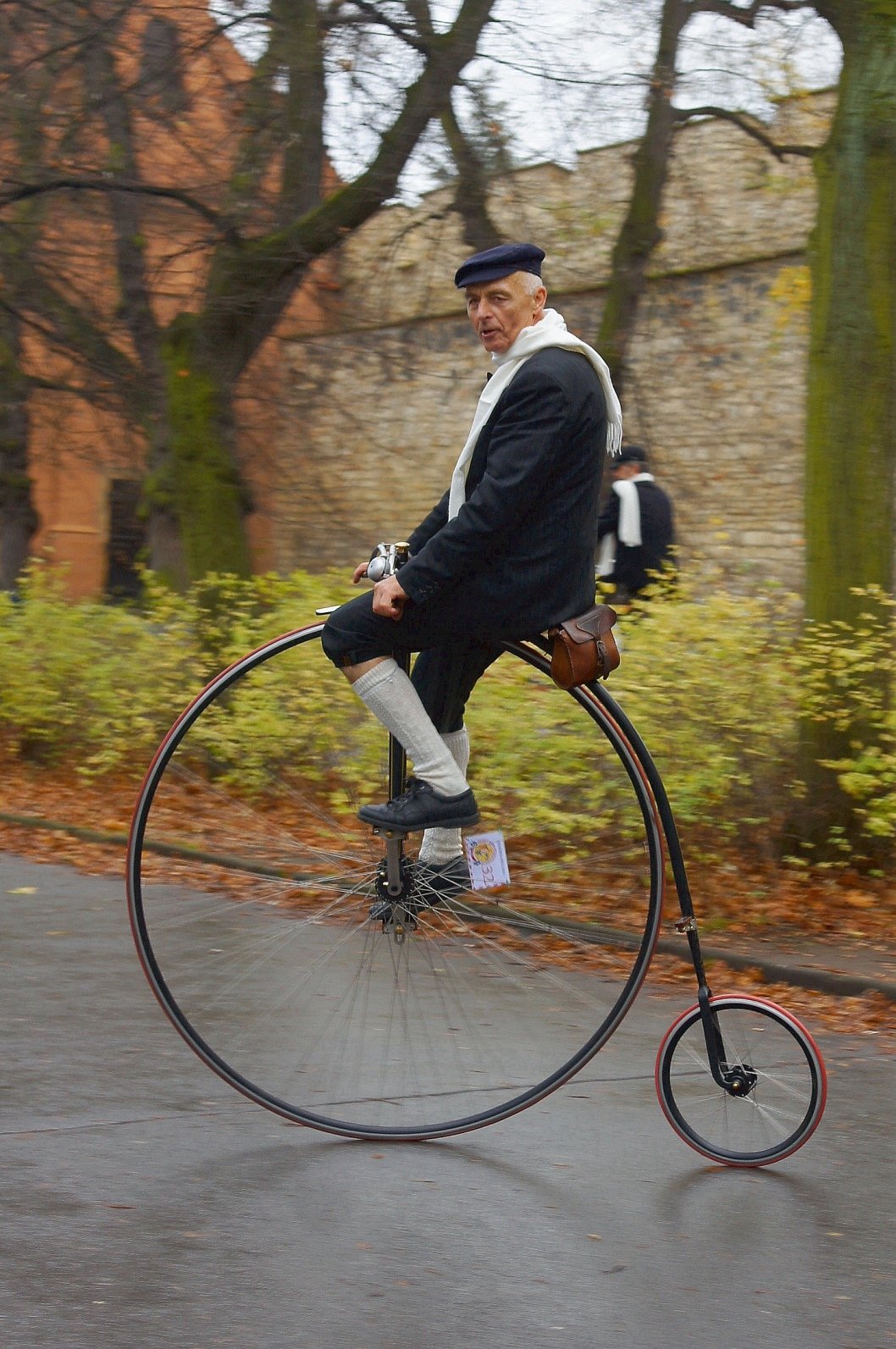 Велосипед с большим колесом: фото, изображения и картинки