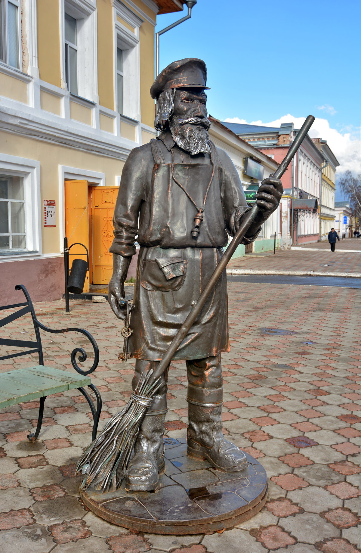памятник дворнику в елабуге фото
