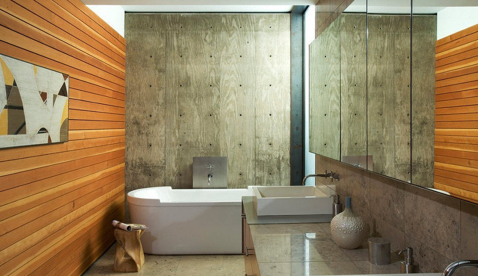 деревянная стена в ванной комнате