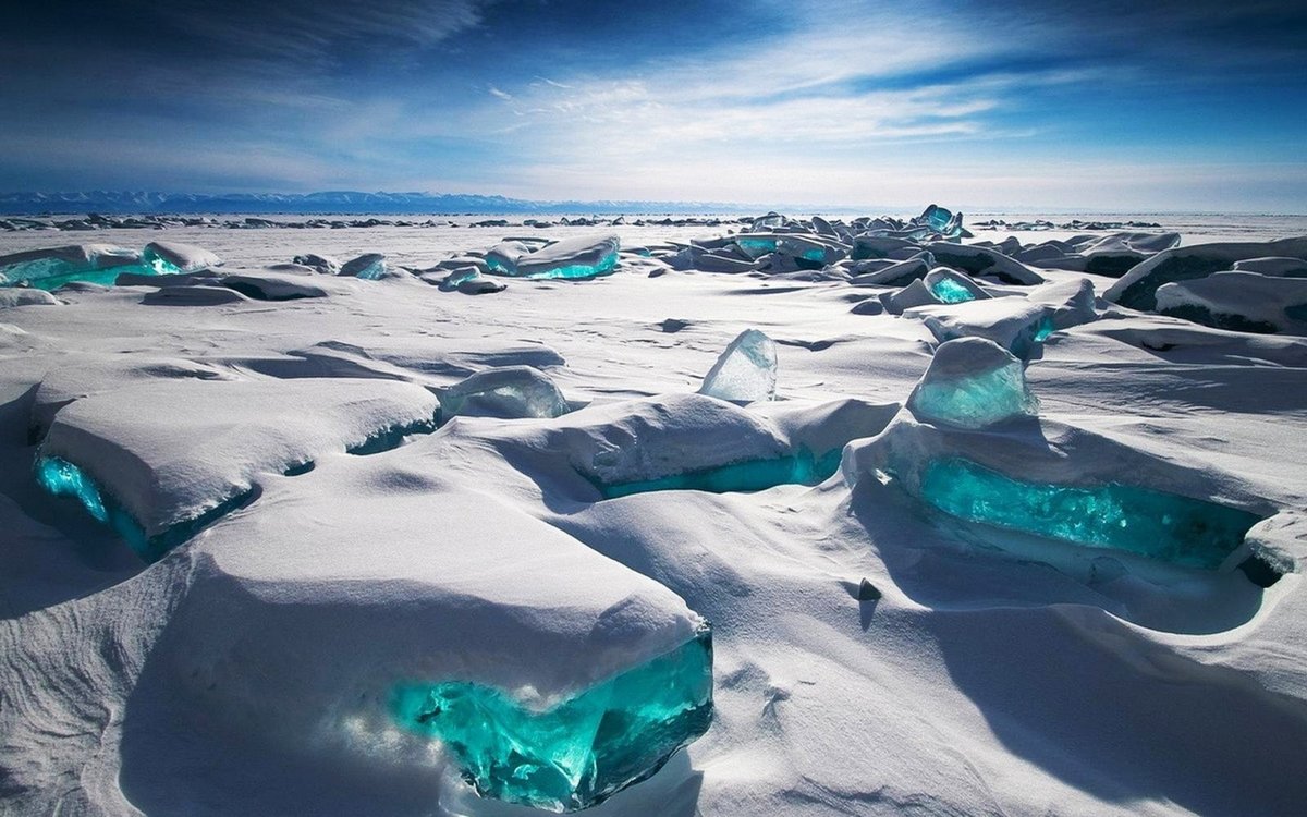 изумрудный лёд на озере байкал, россия фото