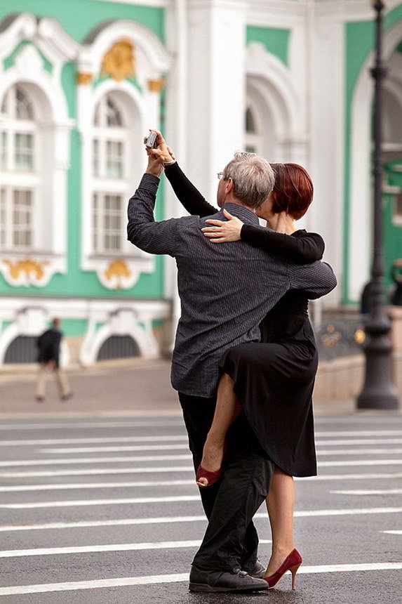 танцующие на улице пара фотки фото