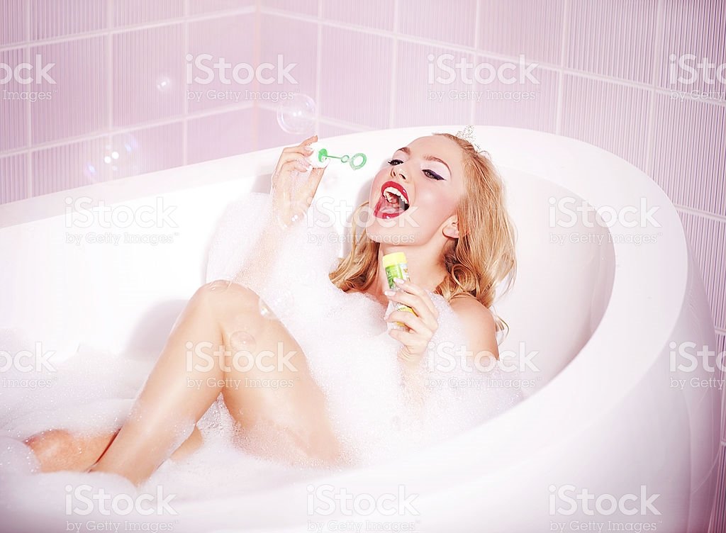 Блондинка ласкает себя в ванной