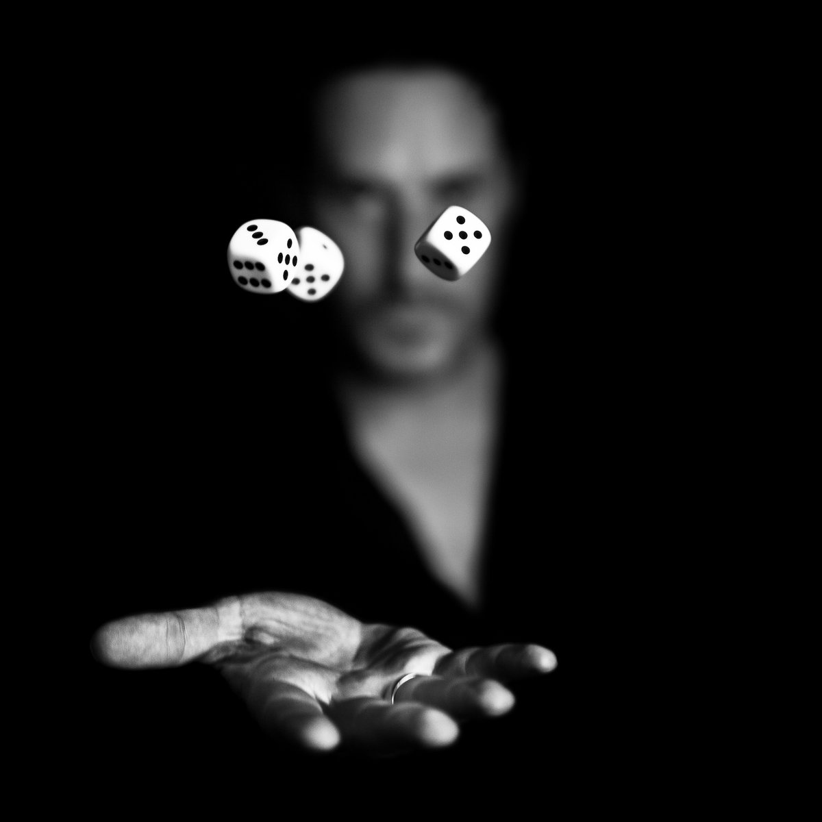 black and white portrait фото