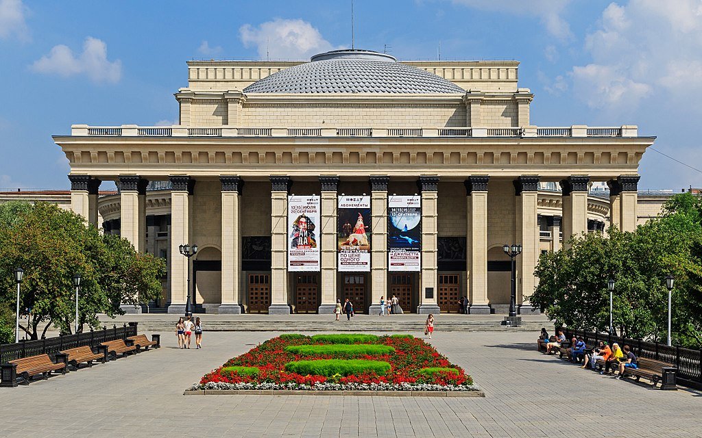 12 мая 1945 года открылся Новосибирский государственный академический театр оперы и балета