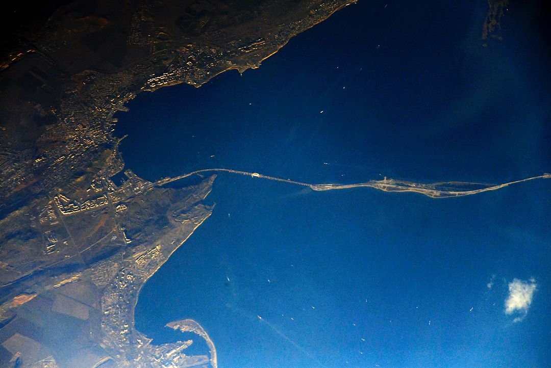 крымский мост из космоса фото