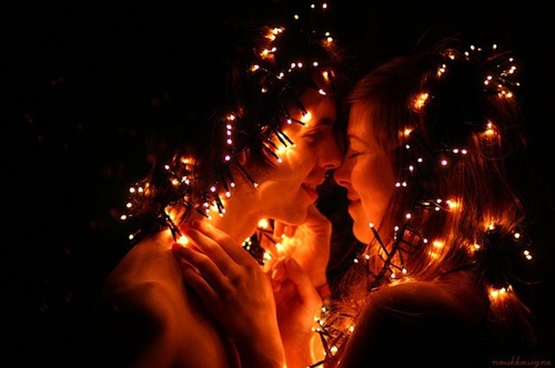 парень и девушка с гирляндой фото