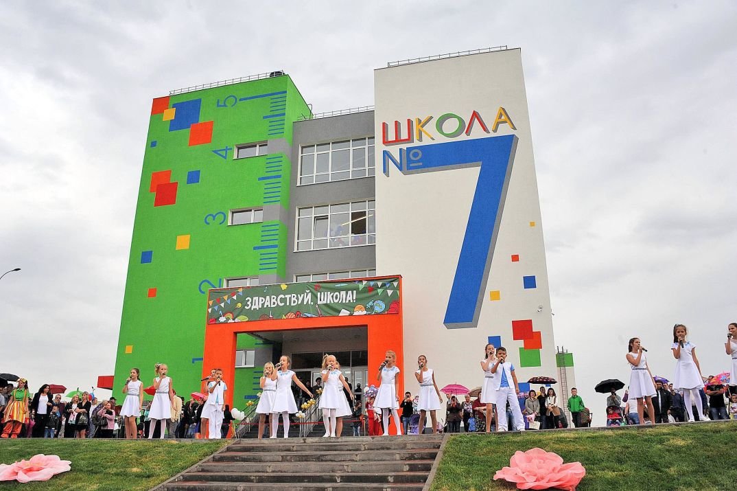 самая большая школа фото