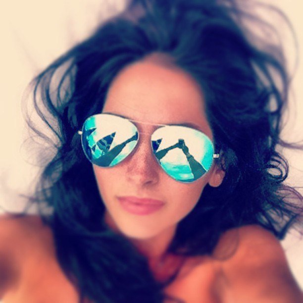 bryunetki-v-ochkah-kapelkah-rakom-vstala-pizdu-pokazala-foto