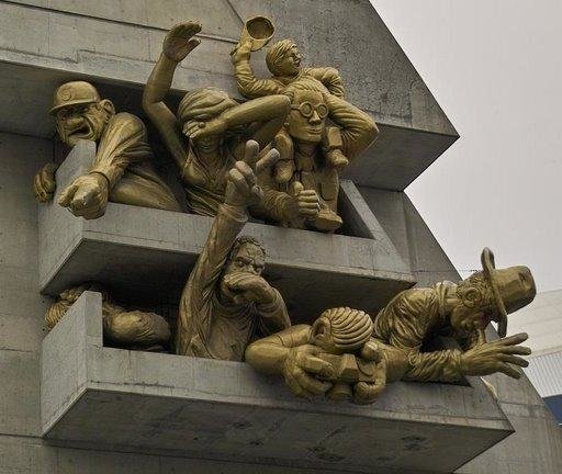 памятник болельщикам в торонто фото