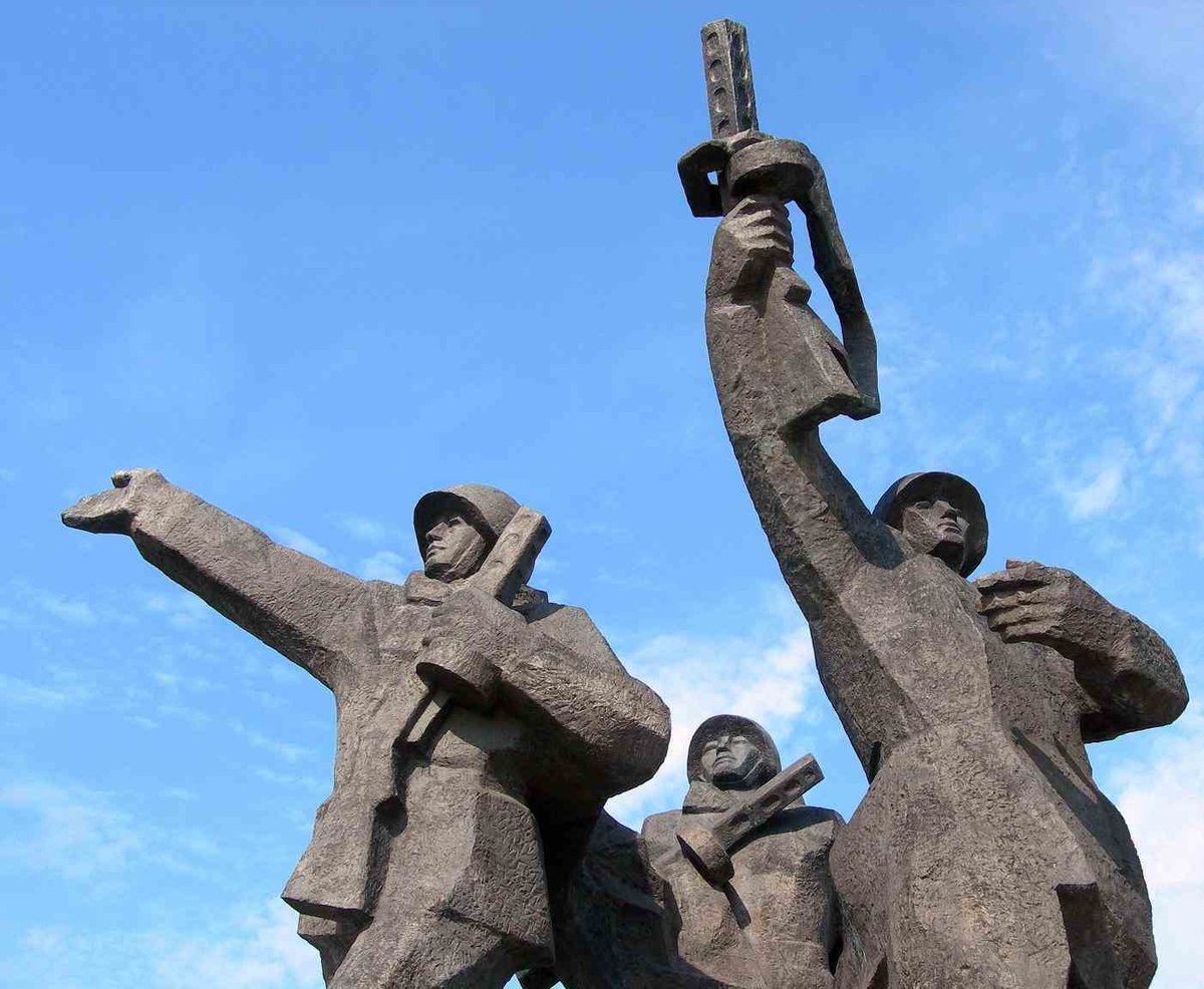 памятник освободителям риги фото