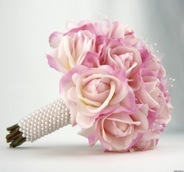 Цветы в руках невесты должны гармонировать по оттенку с убранством зала и свадебными аксессуарами.
