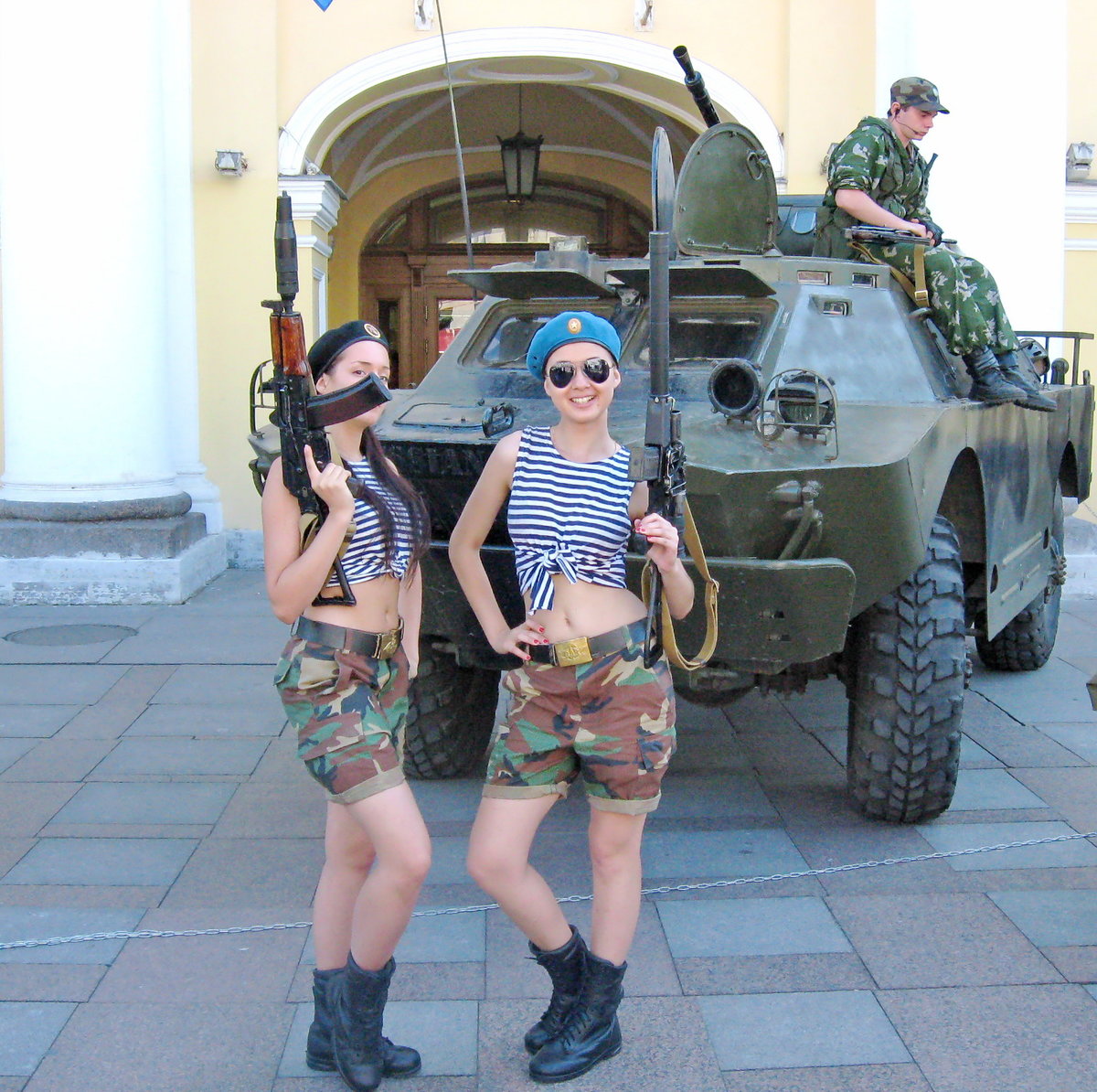 девушки в военной форме фото