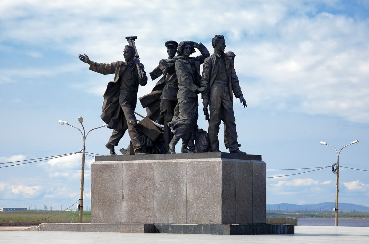 памятник первостроителям комсомольск на амуре фото