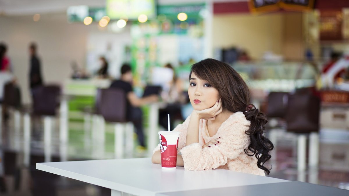 Asians coffeeshop girls — pic 12