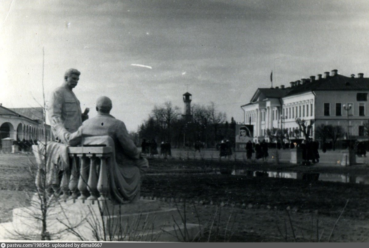 памятник сталину и ленину в костроме фото