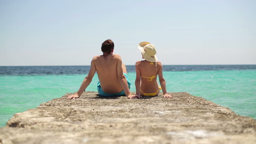 влюбленная пара на море фото