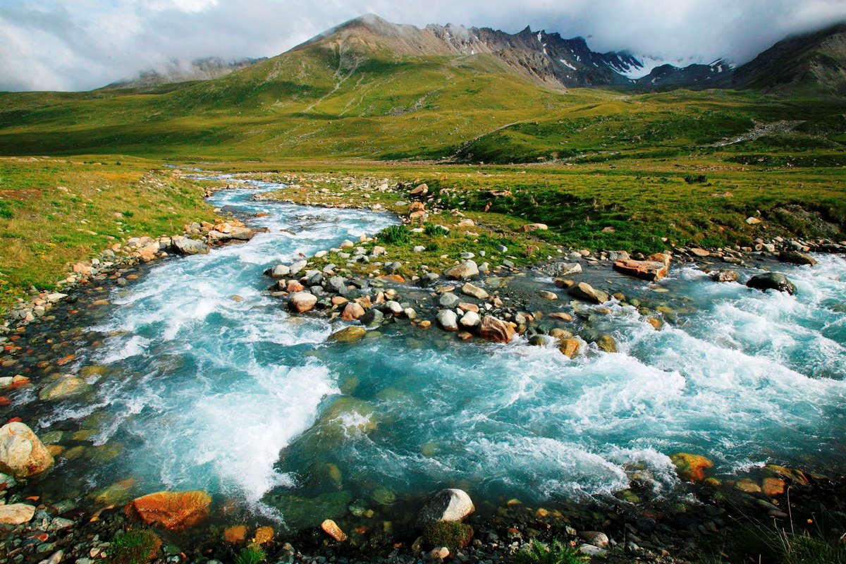 В глубоких водах Иссык-Куль отражаются заснеженные вершины, а в леднике Иныльчек хранится запас пресной воды для Казахстана.