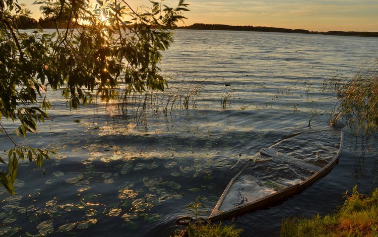 фотка лодки на озере под водой фото
