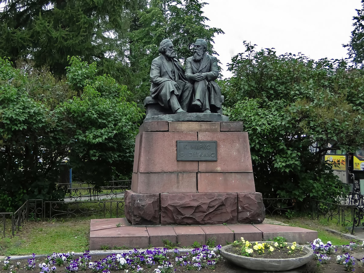 петрозаводск памятник карл маркс и фридрих энгельс фото