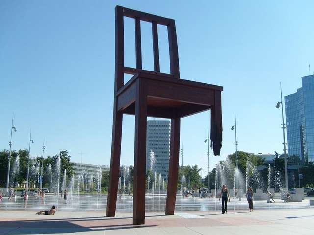 памятник стулу в женеве фото