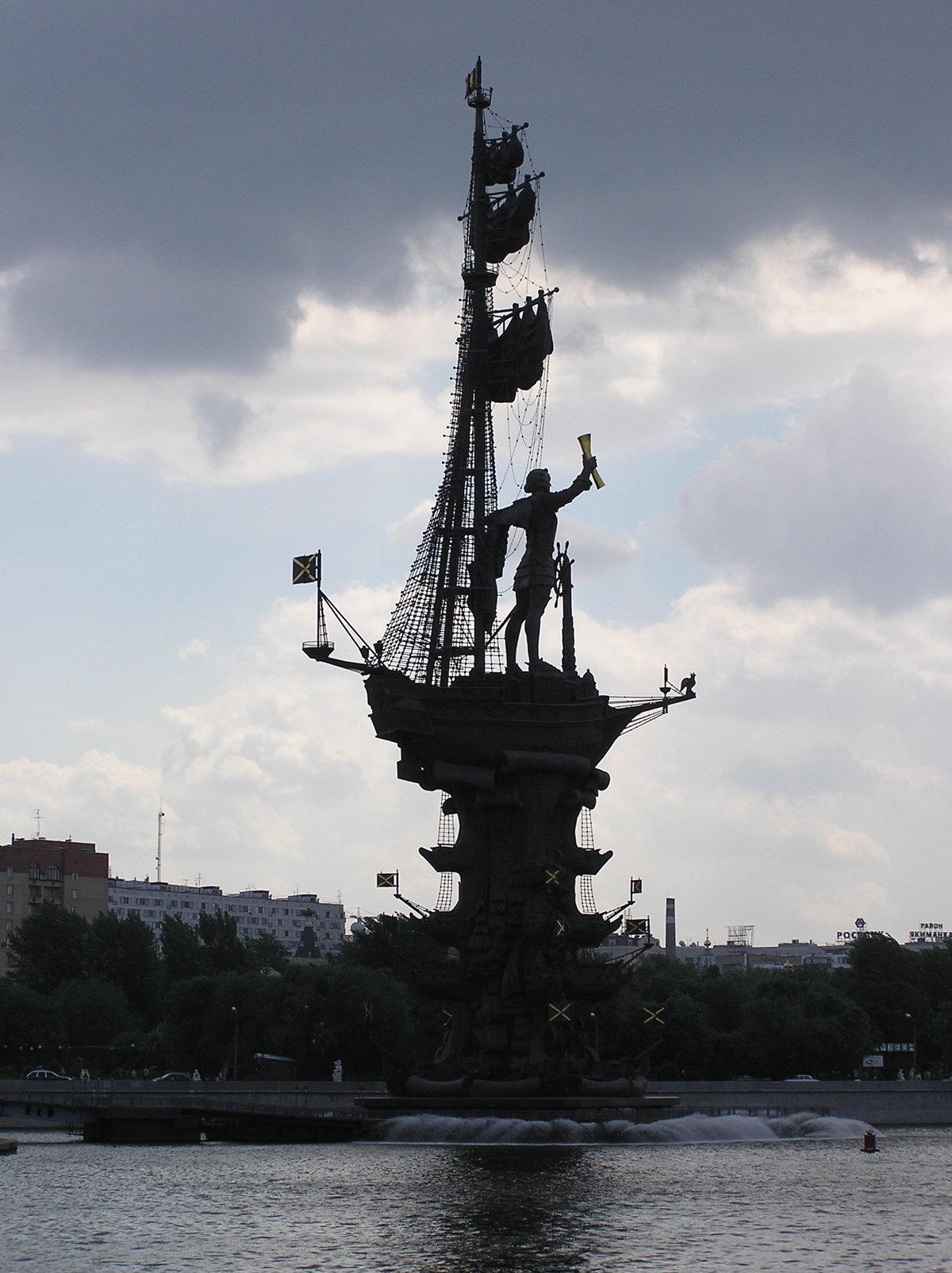 памятник петру 1 в москве фото