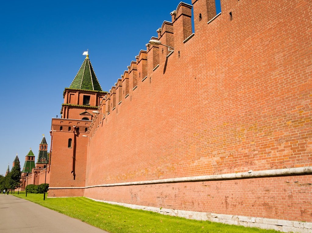 краснокирпичные стены московского кремля