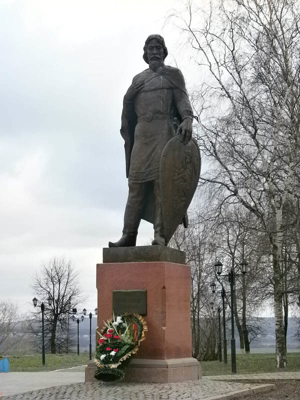 памятник александру невскому во владимире фото