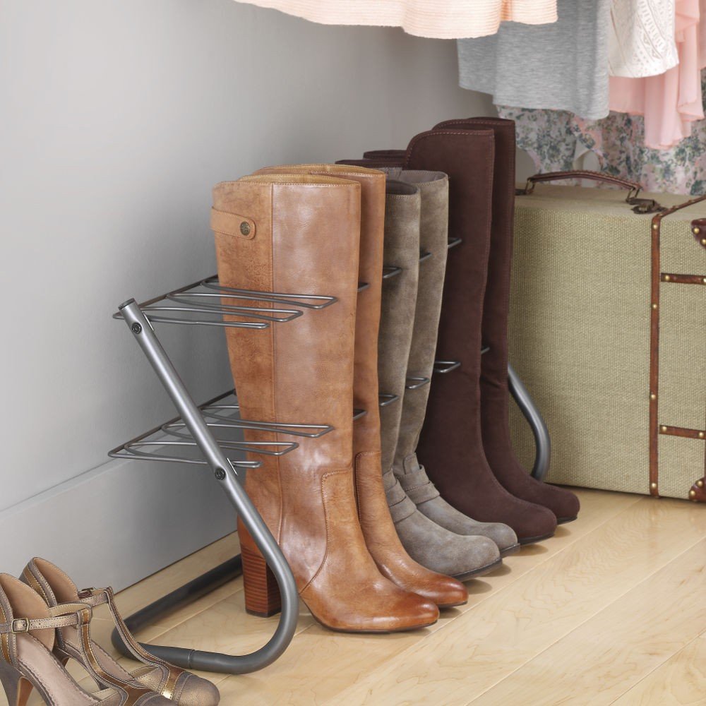 Стальная полка-держатель для сапог от Whitmor (США). Поддерживает голенища сапог в вертикальном положении, сохраняя из форму и уменьшая складки. Сапоги стоят ровно и красиво. Полка сделана из стали и расчитана на долгий срок службы. Вмещает 4 пары сапог. Идеальна для гардеробной и прихожей.Полка держатель для сапогПоддерживает форму голенища сапогКрасиво хранит вашу обувьПрочная стальная конструкцияЛегко собирается и разбираетсяРазмер: 75 х 23,5 х В 38 см