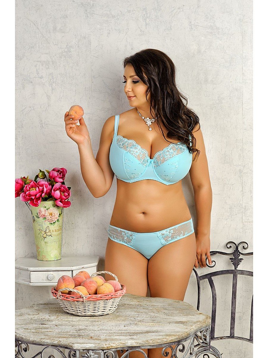 sluchaynuyu-eblyu-fotoset-devushki-v-nizhnem-bele-polnoy