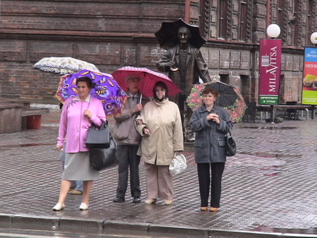 памятник чел с зонтиком и фотоаппаратом в санкт-петербурге фото