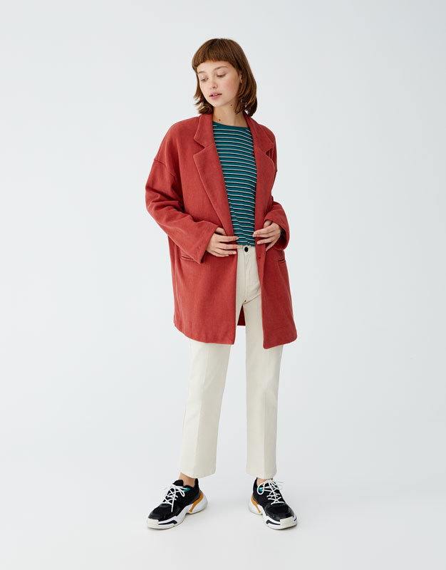 красное пальто pull bear фото