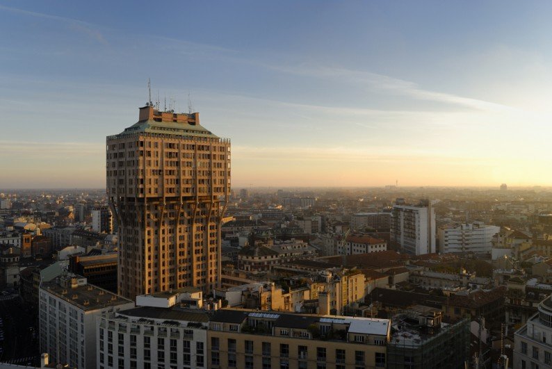 небоскреб башня веласка (torre velasca) фото