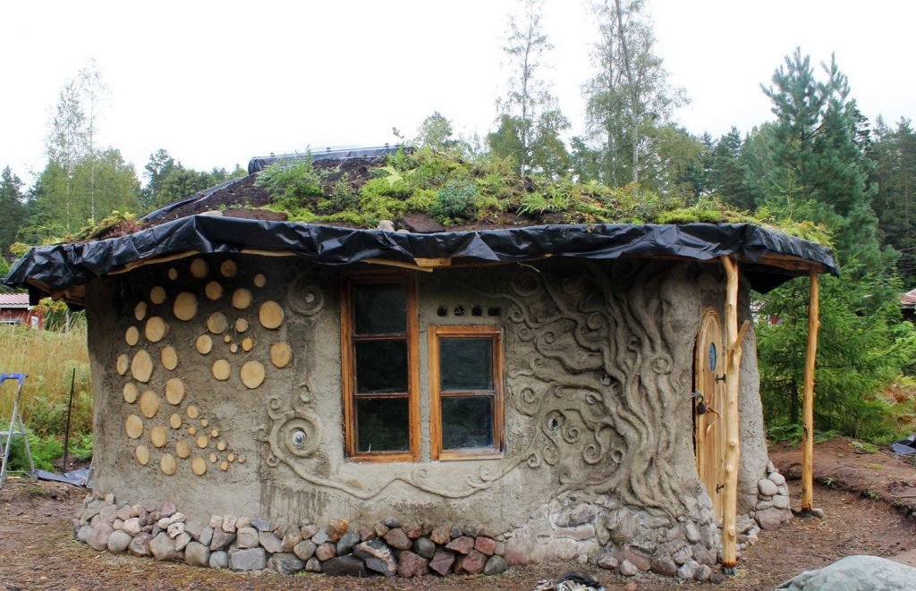 дом из глины в лесу