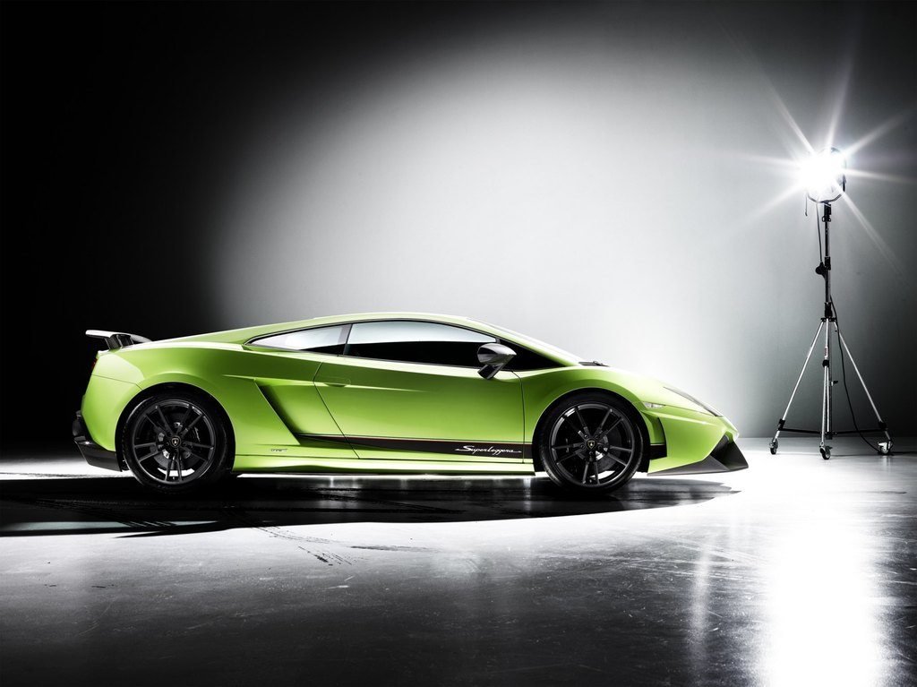 Lamborghini в марте 2010 года на женевском автосалоне представила новое «облегчённое» купе Gallardo LP570-4 Superleggera. Модификация отличается широким применением углепластика для ещё большей экономии веса по сравнению с LP560-4, на базе которой она разработана.