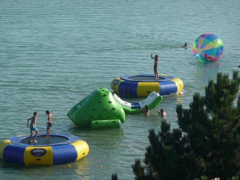надувная горка в море фото