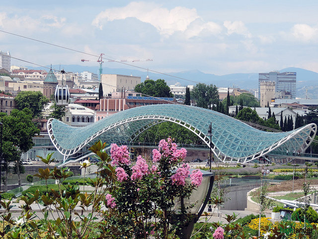 мост мира в тбилиси фото