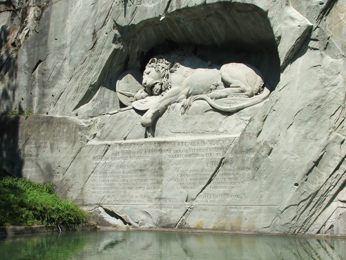 lion monument lucerne фото