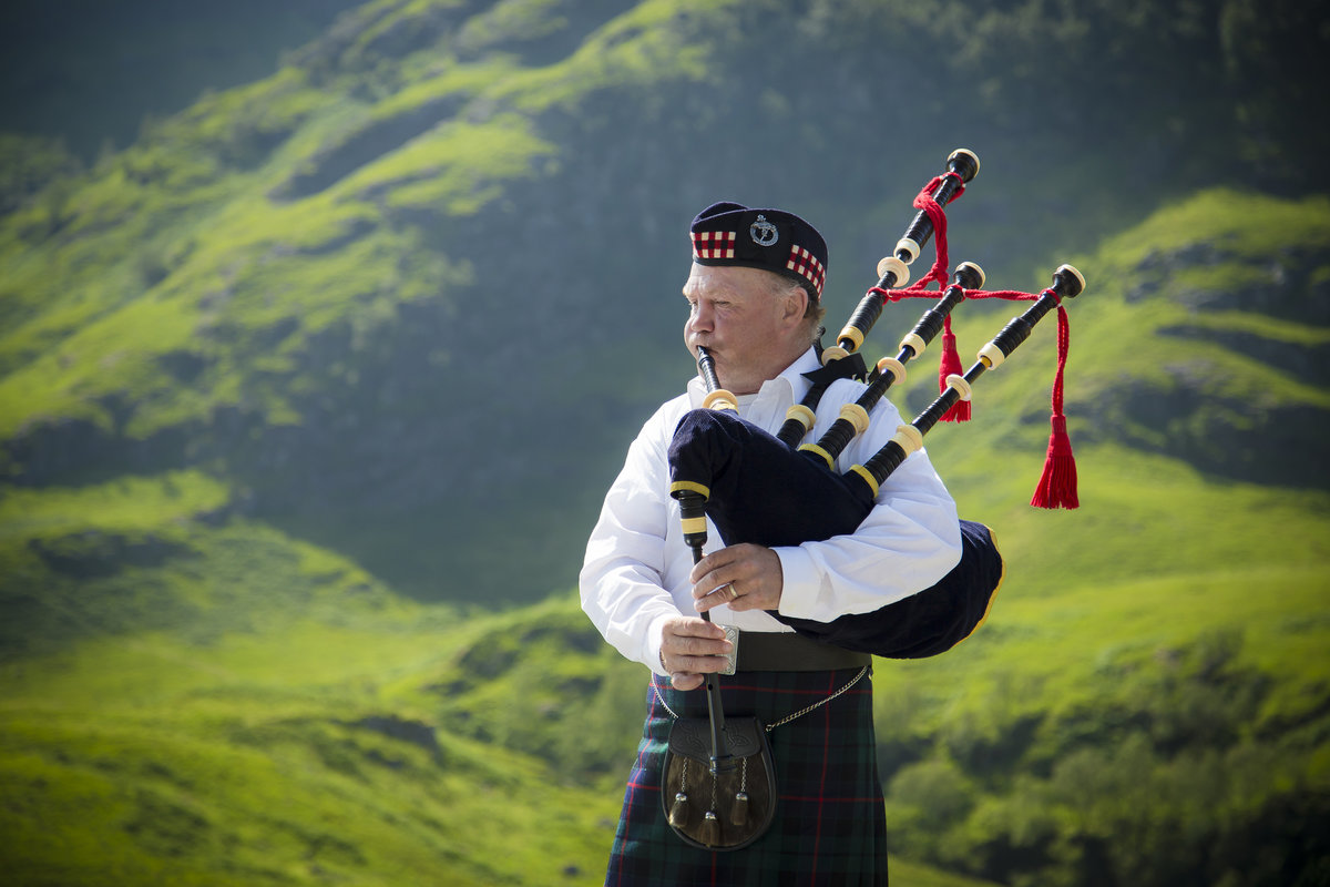 Bagpipe dance music