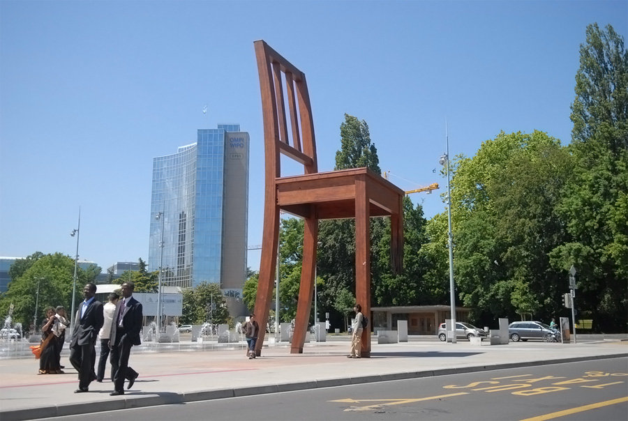 памятник стулу в женеве фото