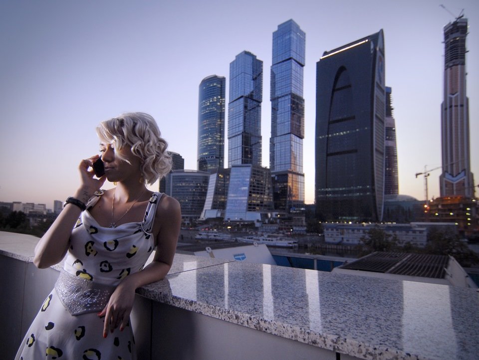 девушка на фоне москва сити фото