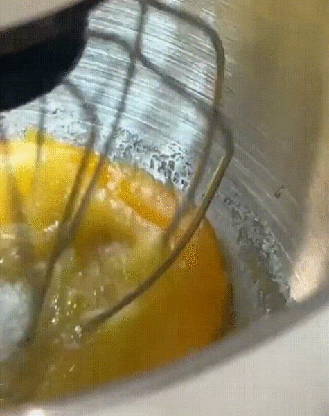 Добавьте ингредиенту по рецепту - остальное комбайн сделает сам