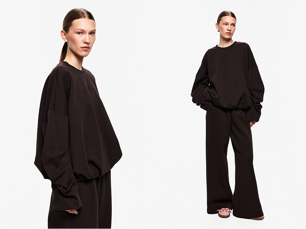 Стильная и практичная толстовка в насыщенном шоколадном оттенке идеально дополнит уютные повседневные образы. Выполненная из высококачественного хлопка, украшена эксклюзивной ДНК вышивкой на груди, подчеркивающей вашу индивидуальность. Сочетайте с трикотажными брюками того же оттенка. Спортивные брюки шоколадного оттенка незаменимы в повседневных и спортивных образах. Выполненные из смесового хлопка, они отличаются невероятной мягкостью, прочностью и комфортом. Дополнены удобными карманами и регулирующимися верёвками на талии, что обеспечивает комфорт и практичность в каждом движении.