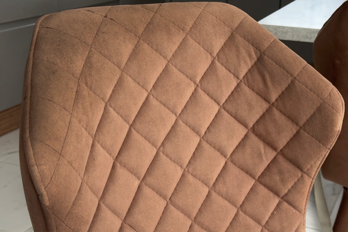 Как убрать пятна со светлой мебели?