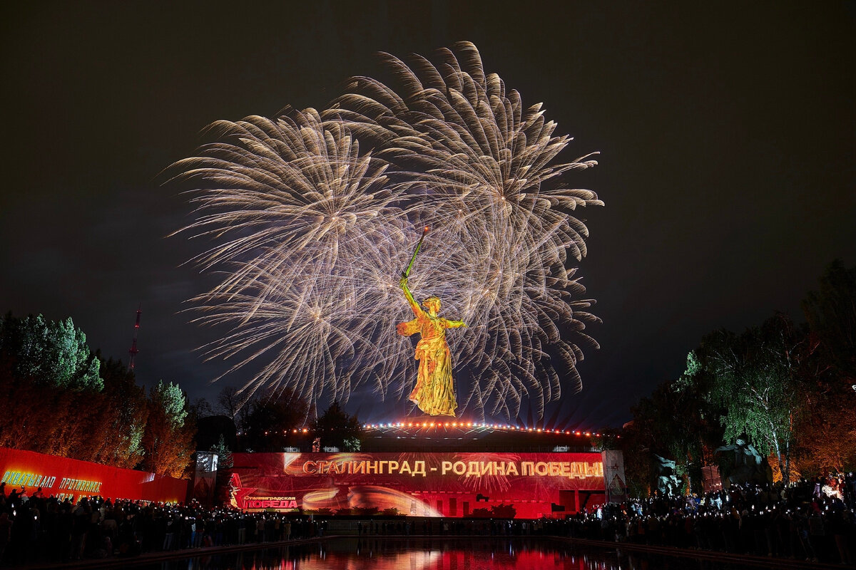 И помнит мир спасённый...