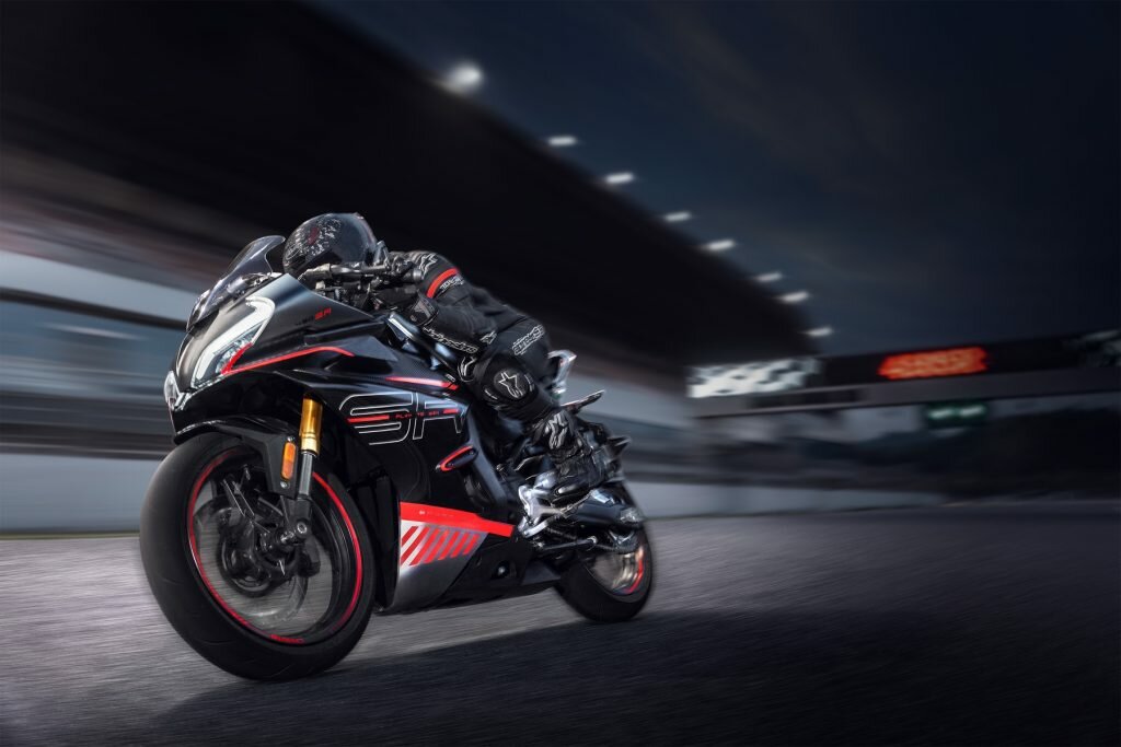 CFMOTO 450SR! Скорость и стиль в дерзком дизайне!