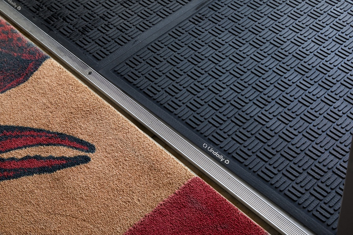 Как защитить входную группу от грязи и слякоти зимой