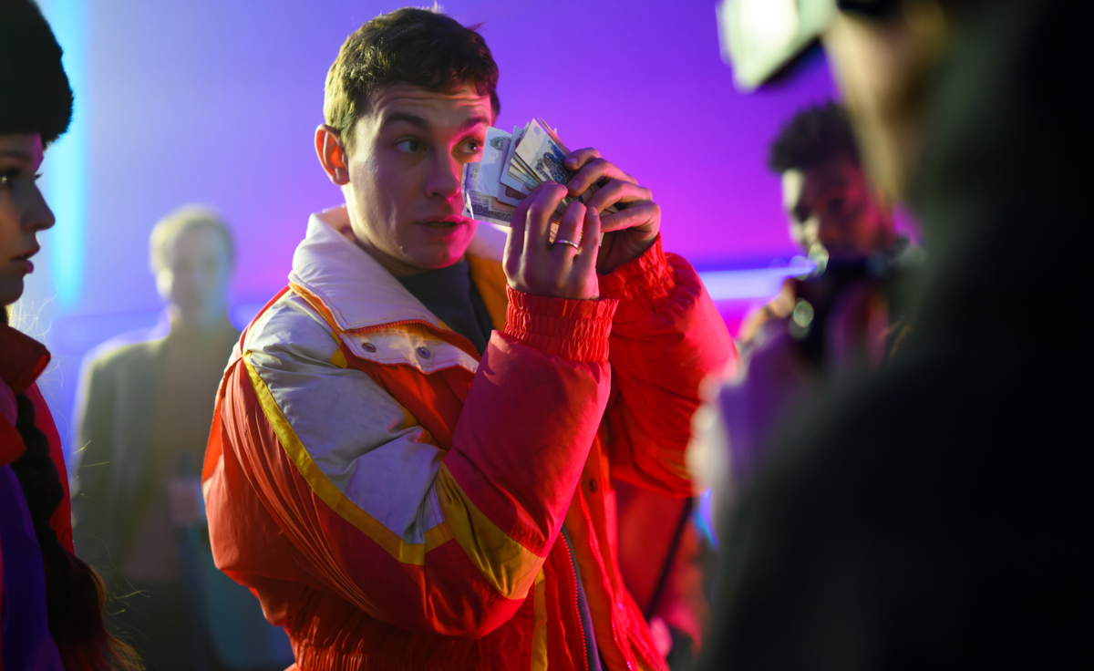 Сценаристы не делают акцент лишь на музыкальном творчестве коллектива — зрители увидят в персонажах понятных людей со своими переживаниями