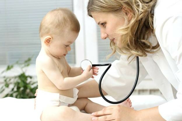 Как распознать и лечить простуду у грудничка