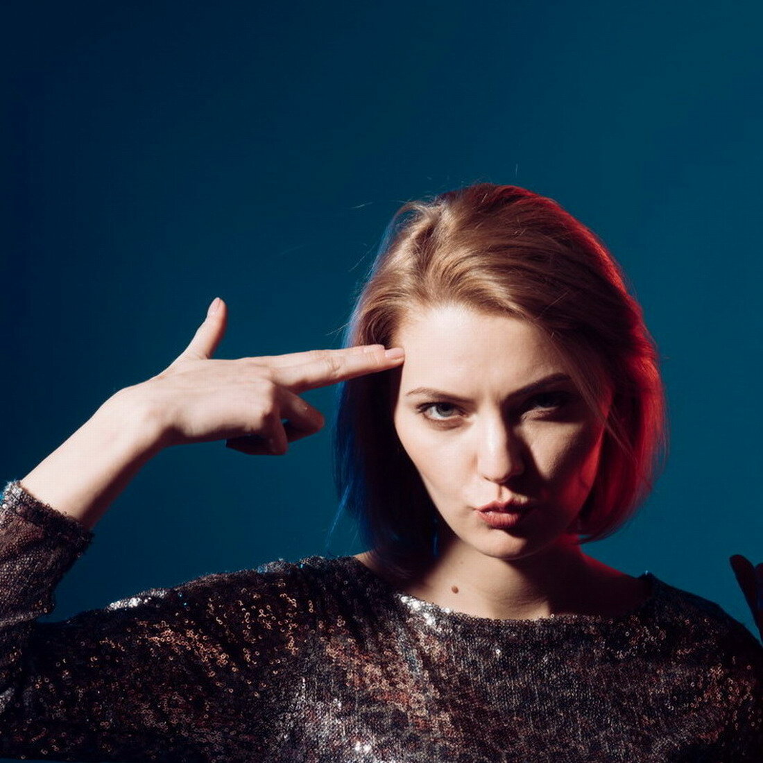 Партнерам муж представил женой другую девушку. А я кто?