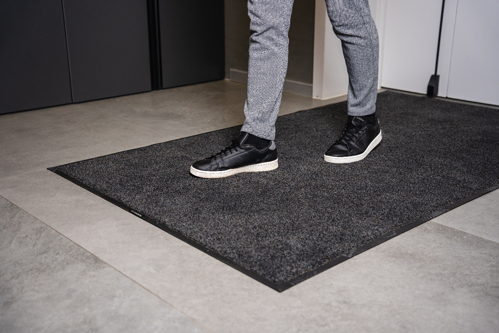 Как правильно разместить и менять грязезащитные ковры